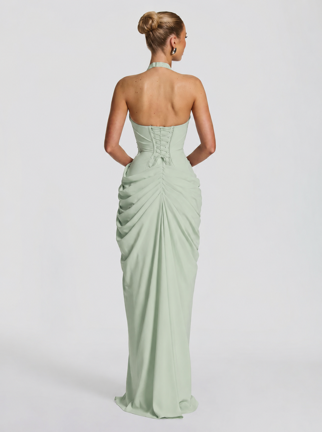 Elegante vestido largo de mujer, cuello halter y abertura, ideal para cualquier fiesta.