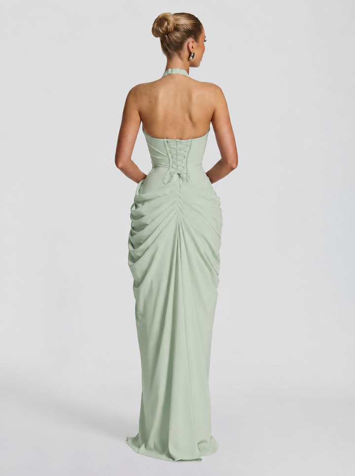 Elegante vestido largo de mujer, cuello halter y abertura, ideal para cualquier fiesta.