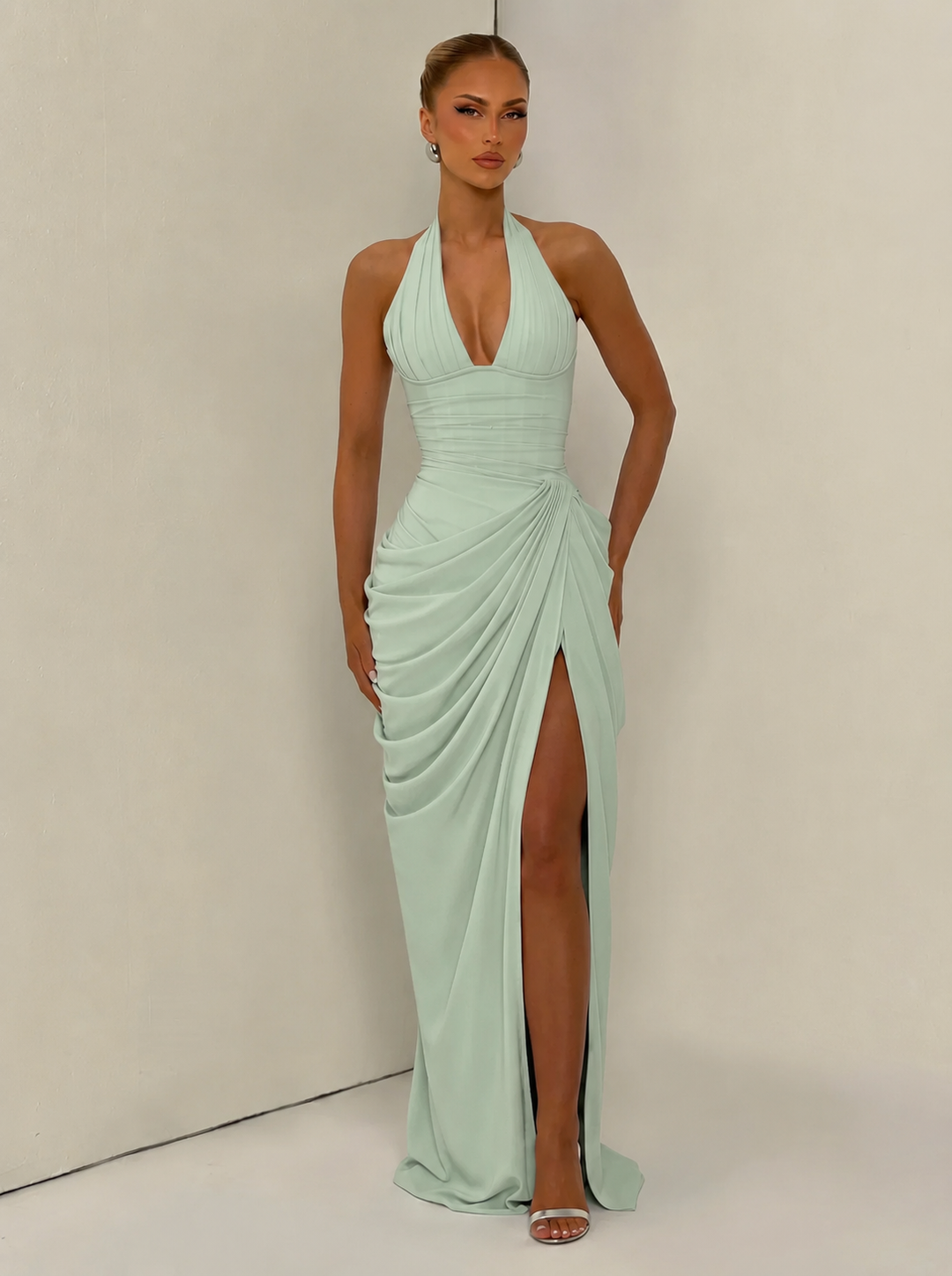Vestido largo de fiesta para mujer, estilo halter, con abertura, ideal para celebraciones.