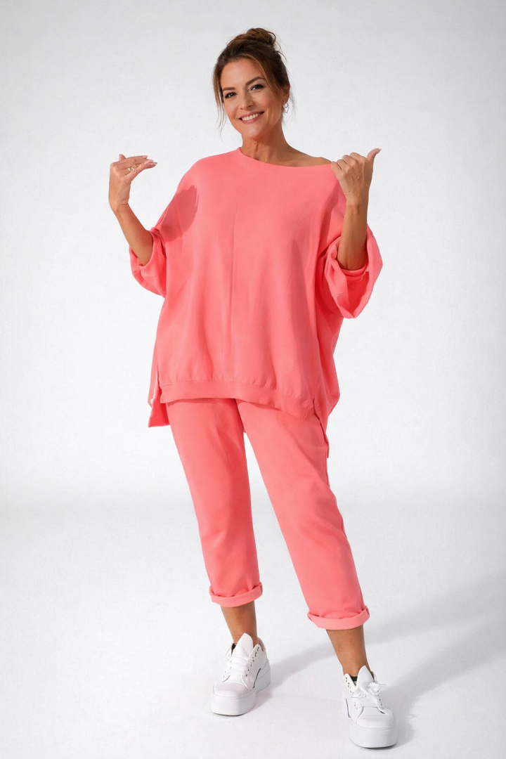 Conjunto de mujer en tela ligera, moda femenina para primavera/verano. Ropa cómoda de estilo casual. Prendas versátiles.