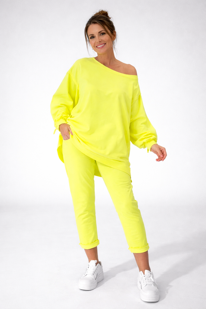 Mujer vistiendo conjunto ligero de top y pantalón. Ropa cómoda y estilo casual perfecto para primavera/verano.