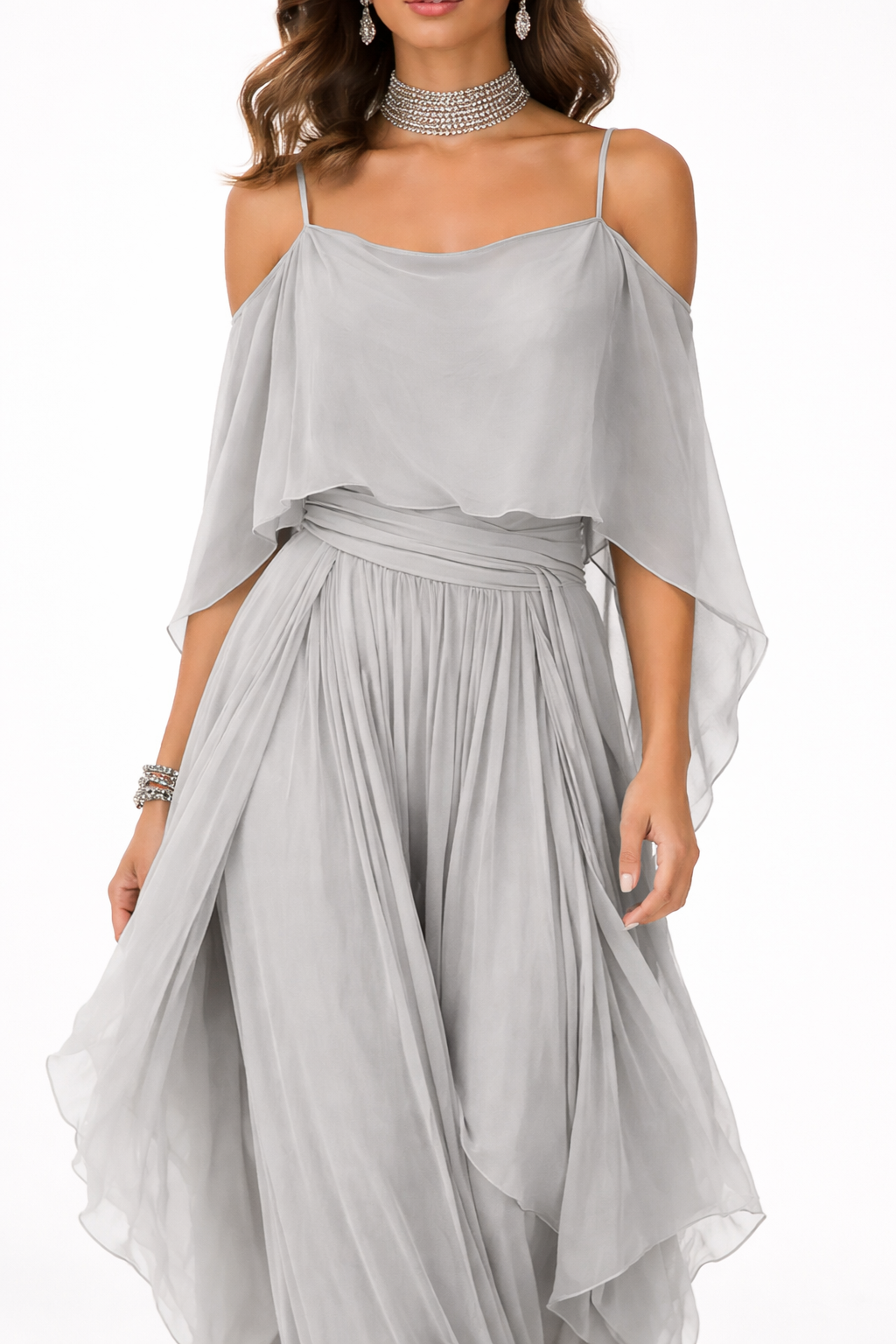 Vestido largo fluido gris de mujer con hombros descubiertos, perfecto para ocasiones de verano. Elegancia etérea.