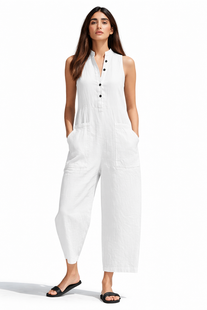 Modelo Asunción, mono holgado de mujer en blanco, transpirable, perfecto para vacaciones de verano.
