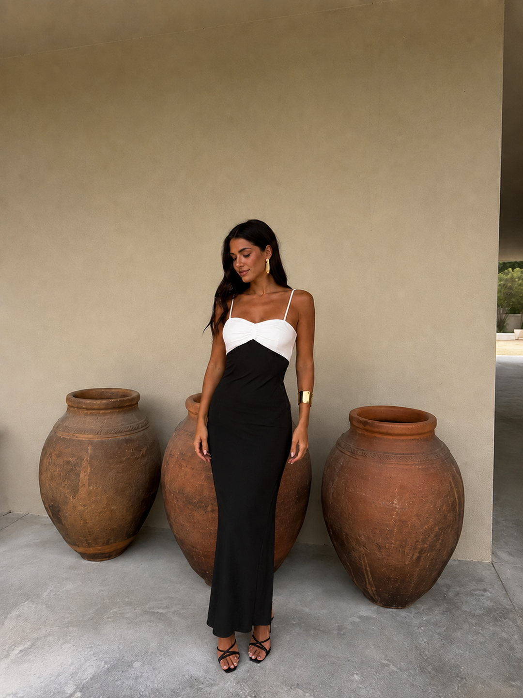 Vestido asimétrico elegante para mujer, contraste azul y negro. Ideal para fiestas y eventos formales.