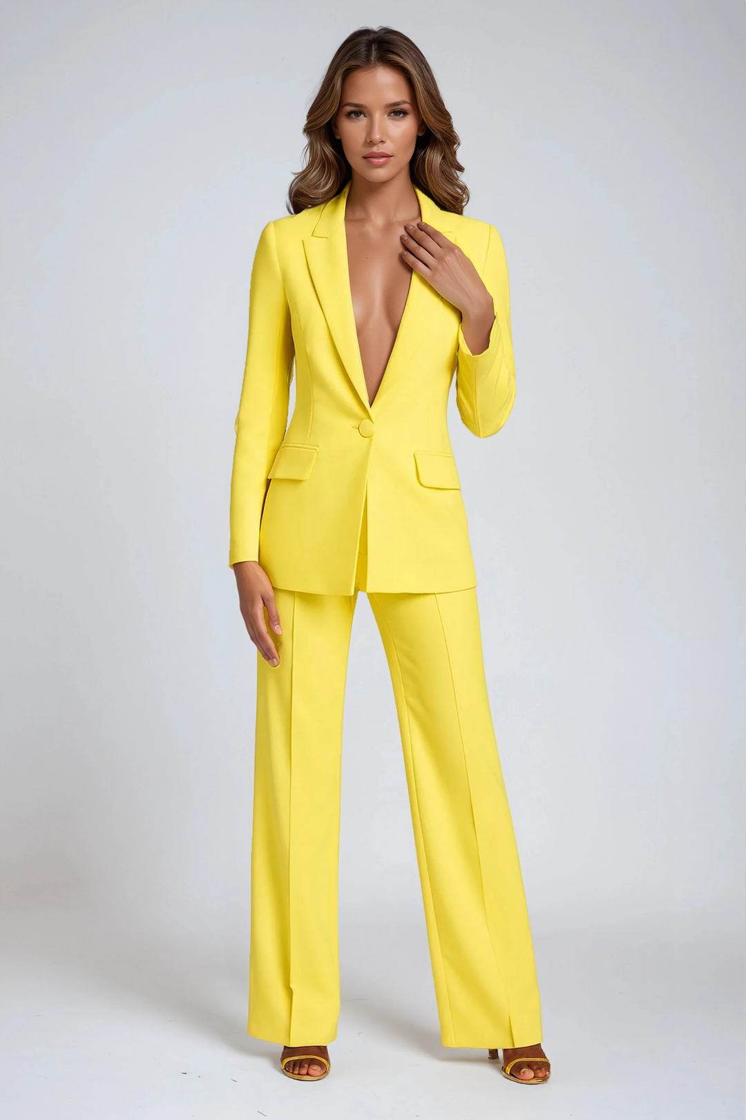 Blazer y pantalón recto de mujer, conjunto de moda para oficina. Estilo formal y casual para primavera.