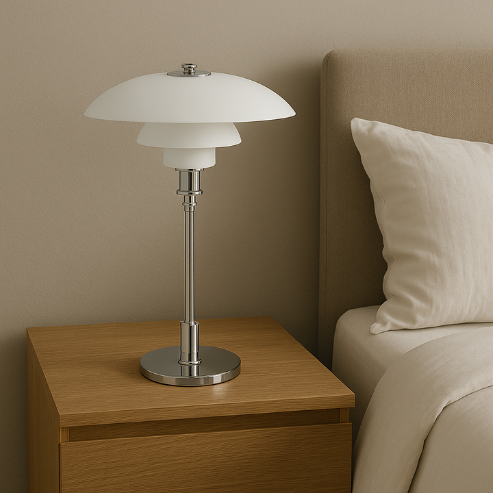 Lámpara de mesa moderna con un toque retro escandinavo, ideal para decoración e iluminación del hogar.