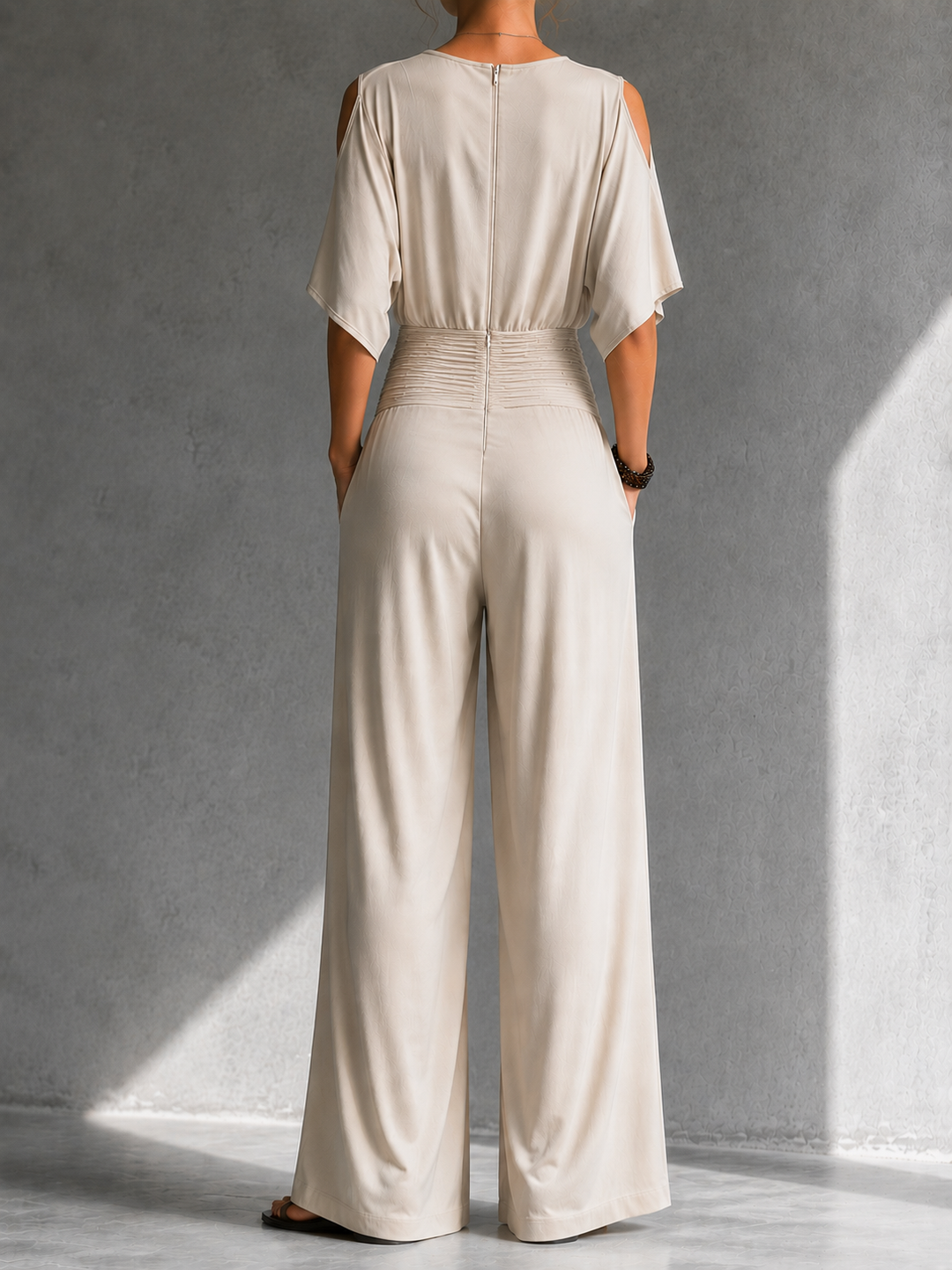 Mono de fiesta elegante para mujer, estilo fluido con escote cruzado y cintura fruncida, muy chic.