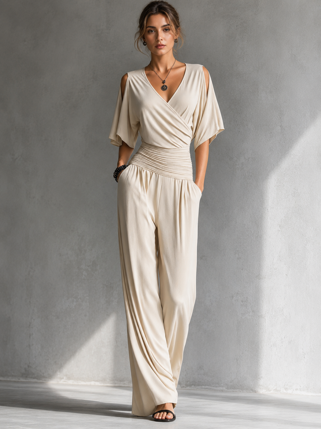 Mono elegante de mujer con escote cruzado y cintura fruncida, ideal para fiesta y ocasiones especiales.