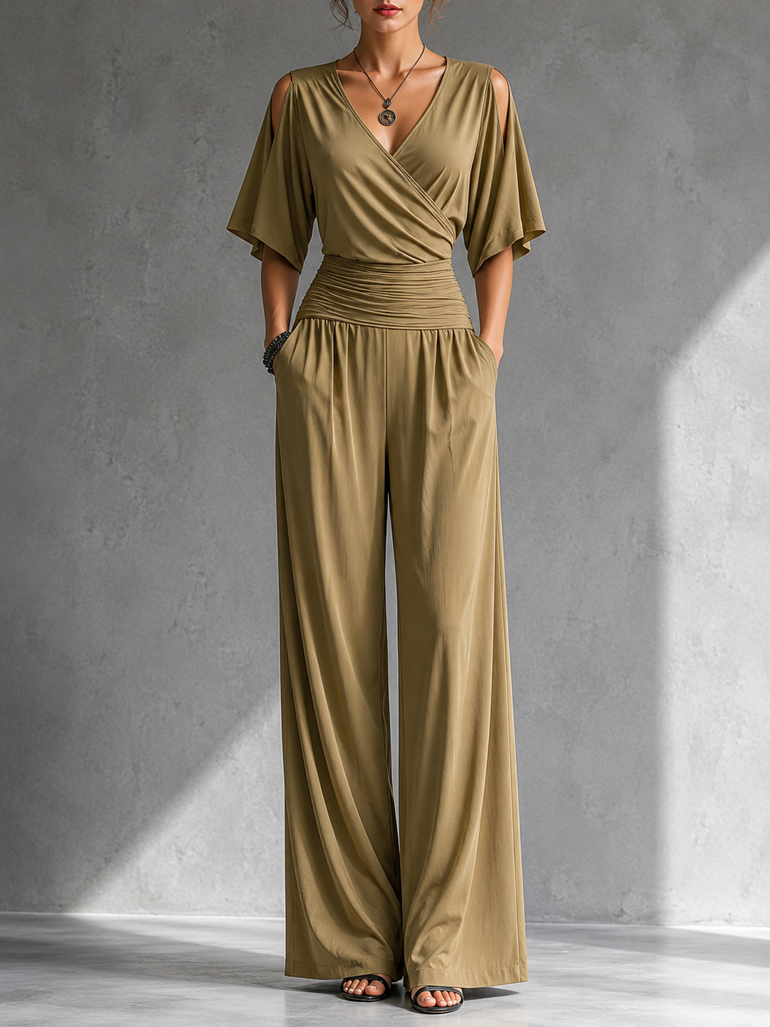 Mono de fiesta para mujer, diseño elegante con cintura fruncida, escote cruzado y caída fluida.
