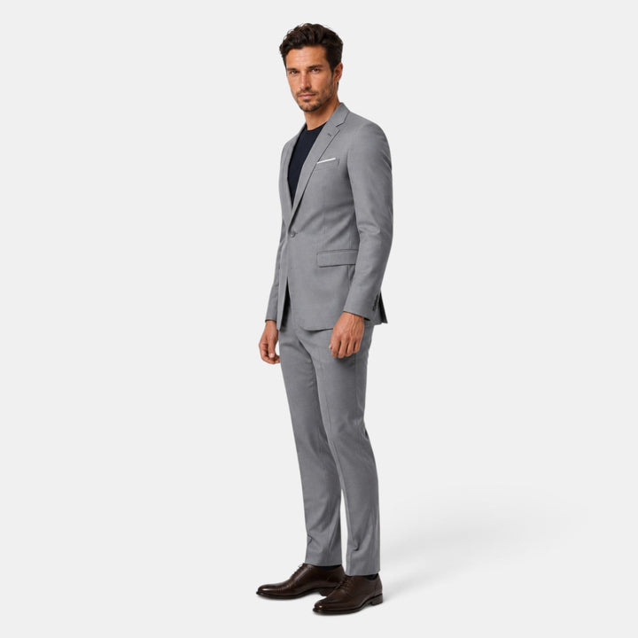 Conjunto de traje masculino, dos piezas, ideal para ocasiones especiales y negocios.