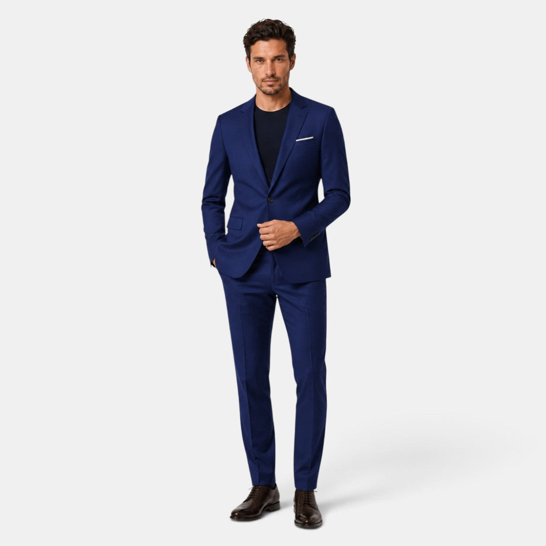 Atuendo formal masculino, traje de dos piezas, perfecto para eventos y moda ejecutiva.