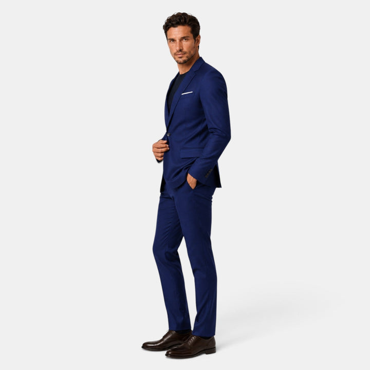 Elegante traje de hombre de dos piezas, ideal para bodas, fiestas y ambiente laboral.