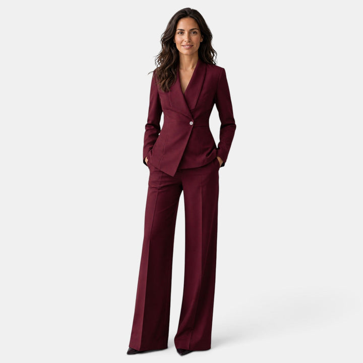 Moda femenina: traje de mujer con blazer elegante y pantalón de vestir entallado para un estilo profesional.