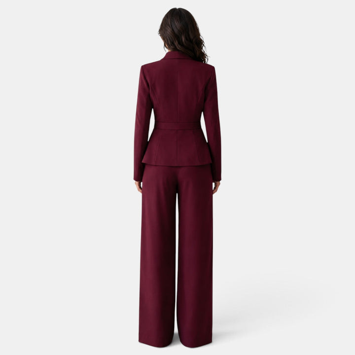 Traje de mujer con blazer de moda y pantalón de vestir entallado. Ideal para eventos formales y estilo profesional.