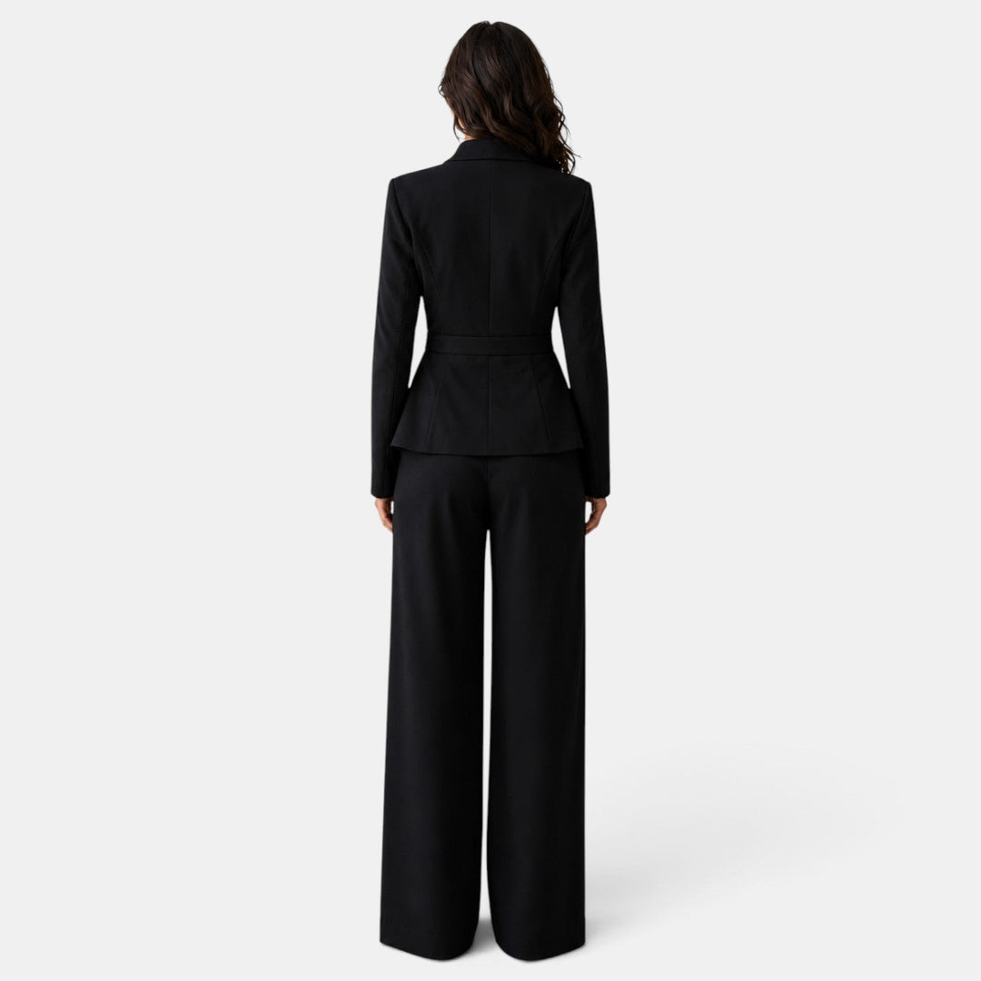 Blazer y pantalón entallado de mujer, un traje formal perfecto para negocio casual y reuniones de oficina.
