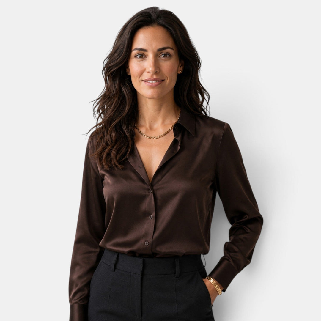 Blusa elegante de mujer con botones, ideal para un estilo sofisticado en la oficina o eventos.