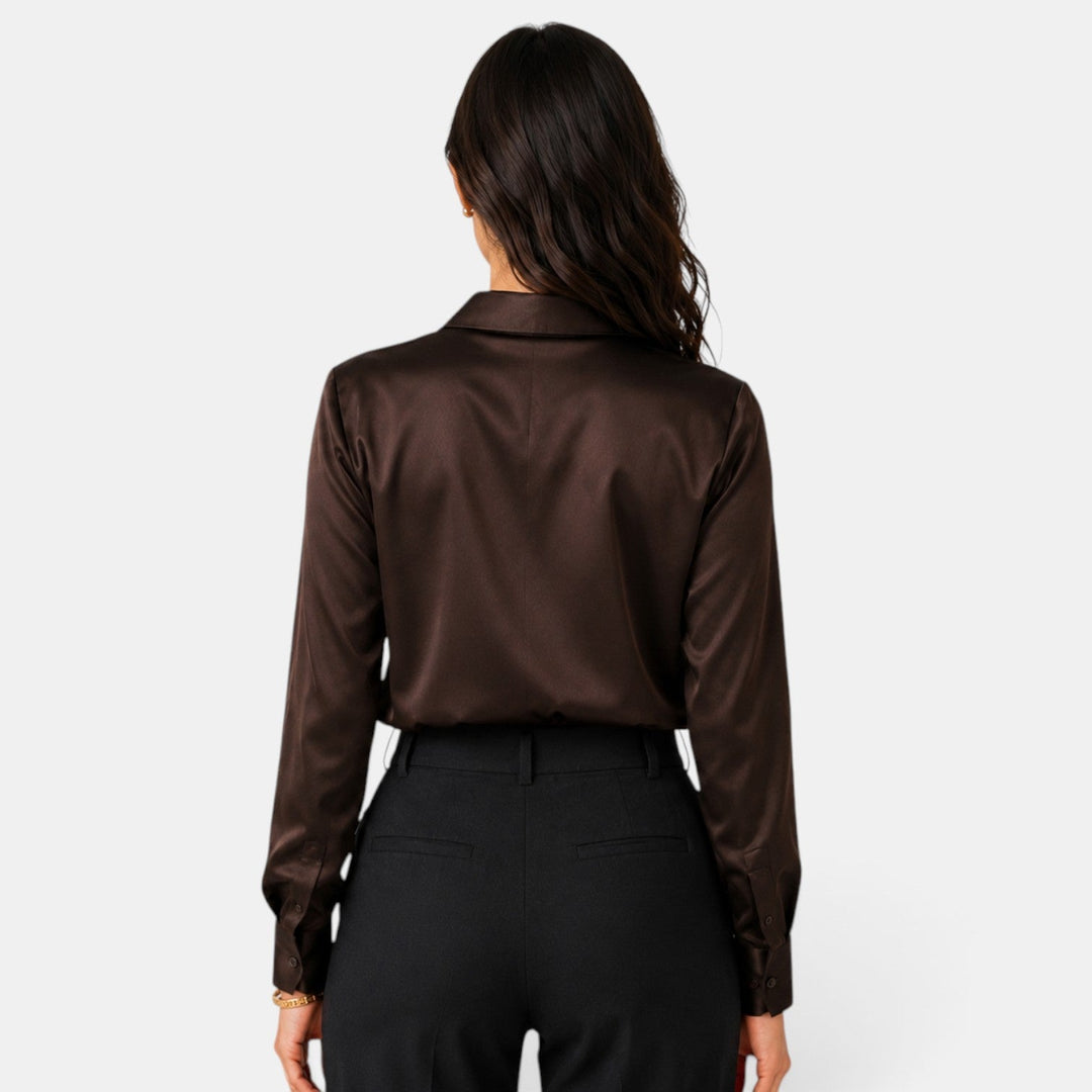 Camisa de oficina para mujer, cuello clásico y botones. Un look sofisticado para el trabajo.