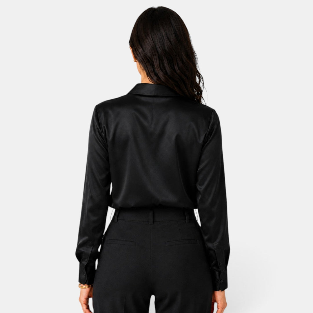 Blusa de mujer para un estilo profesional, con botones y un diseño elegante para la oficina.