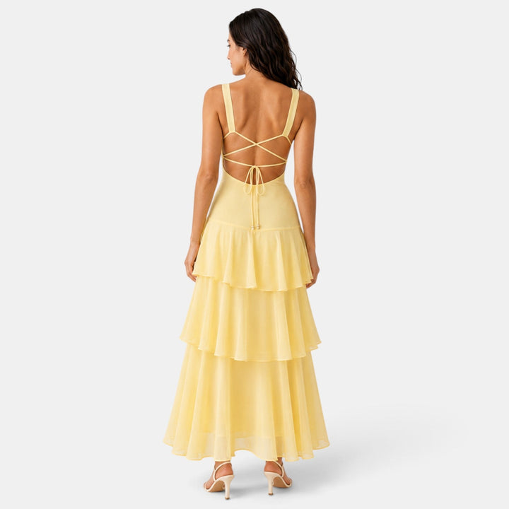 Elegante vestido maxi de invitada, con diseño de volantes y corte fluido.