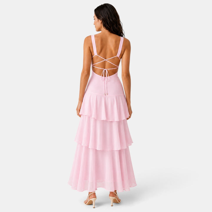 Chic vestido de verano con volantes, maxi, perfecto para invitada de boda.