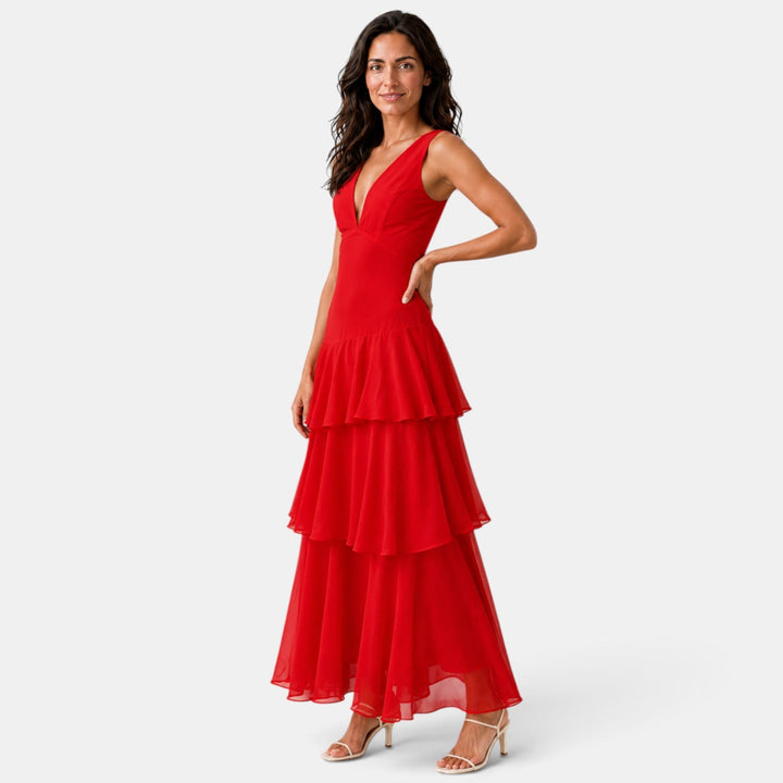 Maxi vestido de mujer con volantes, estilo chic para invitadas de boda.