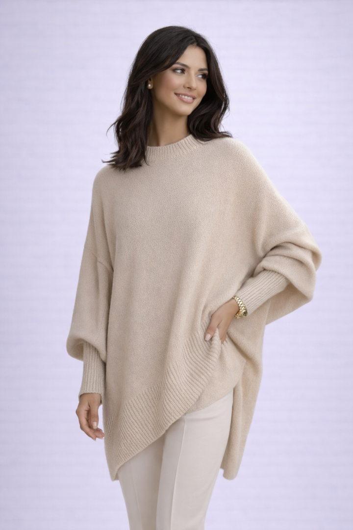 Moda femenina: Capa de punto oversize asimétrica. Perfecta para entretiempo.