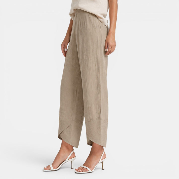 Modelo luciendo pantalón ancho de lino verde menta, estilo casual chic de verano.
