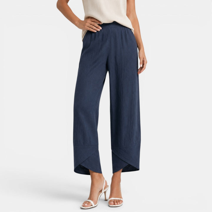 Textura de lino en pantalón ancho gris claro, suave y fresco para días cálidos.
