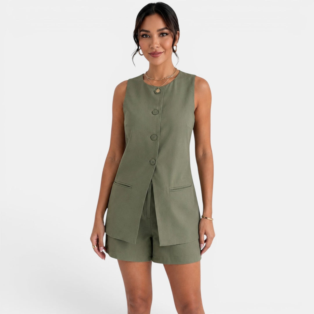Conjunto elegante de chaleco y pantalón corto para mujer, ideal para verano. Moda femenina sofisticada y versátil.