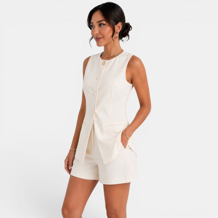 Conjunto sofisticado de chaleco y pantalón corto para mujer, realzado con accesorios elegantes. Moda femenina.