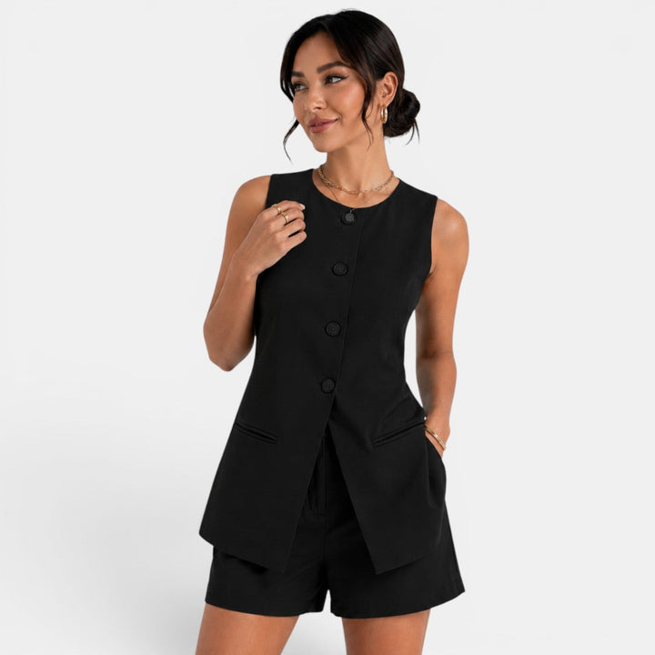 Mujer en movimiento luciendo conjunto de chaleco y pantalón corto elegante. Estilo femenino y sofisticado de verano.