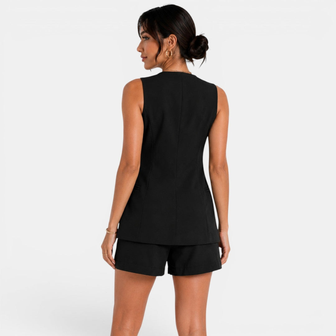 Conjunto de moda para mujer: chaleco y pantalón corto. Un atuendo elegante y sofisticado perfecto para el verano.
