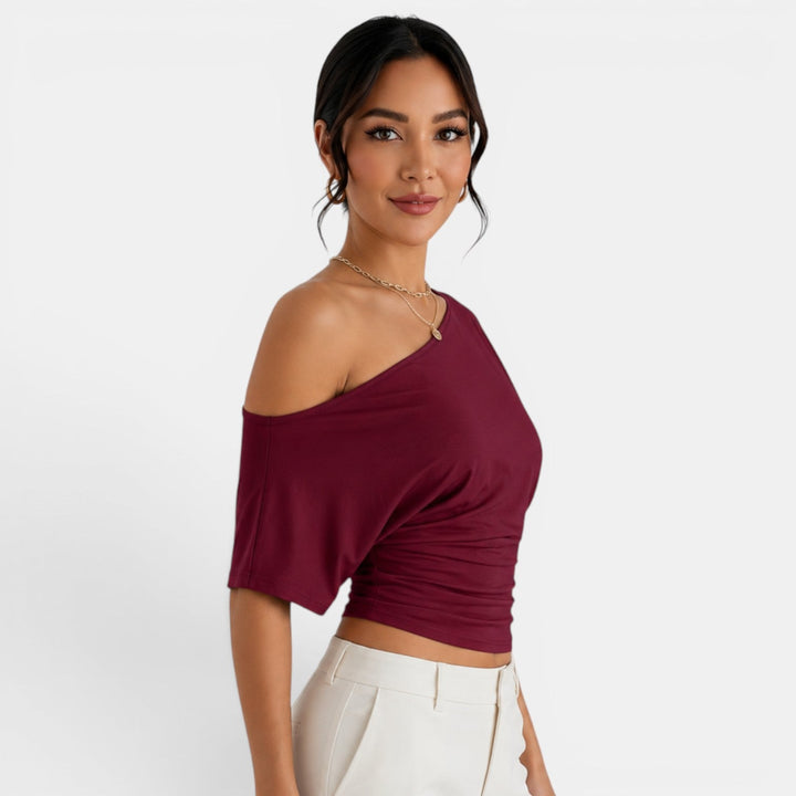 Top chic de mujer hombros descubiertos. Ropa de verano versátil, estilo elegante con manga corta.