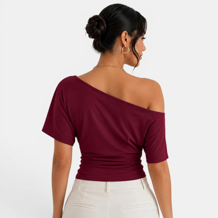 Top de mujer con hombros descubiertos y manga corta. Look fresco, casual y elegante en verano.