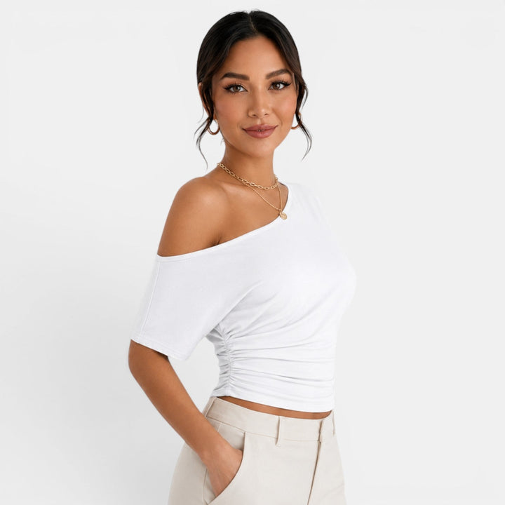 Elegante top de mujer hombros descubiertos. Prenda chic y versátil para un look fresco de verano.