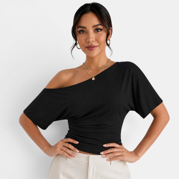 Top casual chic de mujer con hombros descubiertos. Manga corta, ideal para la moda de verano.