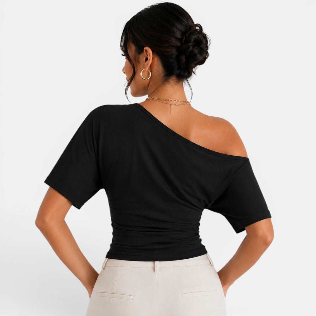 Blusa de mujer hombros descubiertos. Moda femenina elegante y fresca, perfecta para el verano.