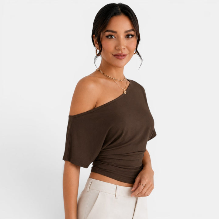 Top femenino de hombros descubiertos. Diseño fresco y elegante para la moda de mujer en verano.