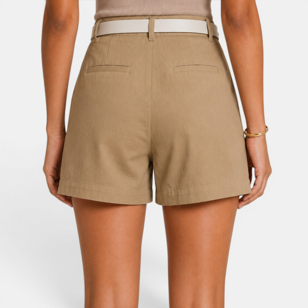 Pantalón corto elegante blanco para mujer, cintura alta. Moda versátil para verano y look de oficina.
