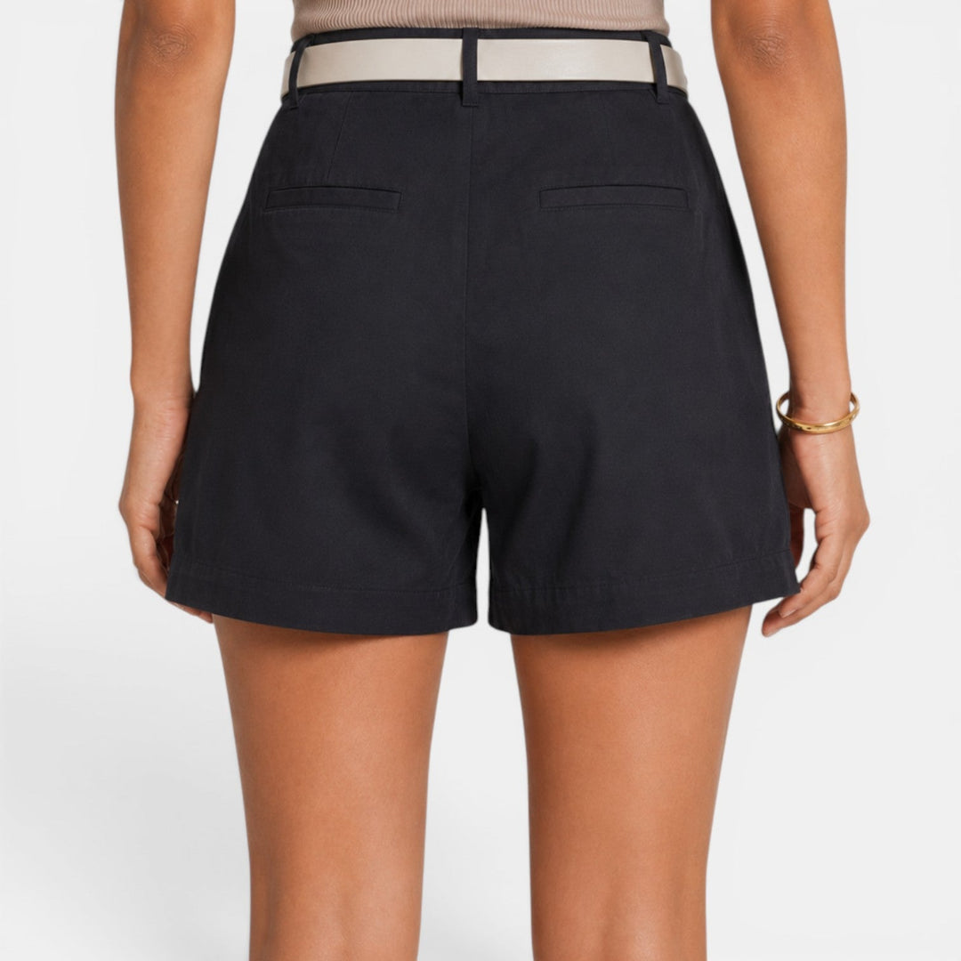 Short blanco de mujer, cintura alta. Prenda femenina elegante para verano y ocasiones casuales.