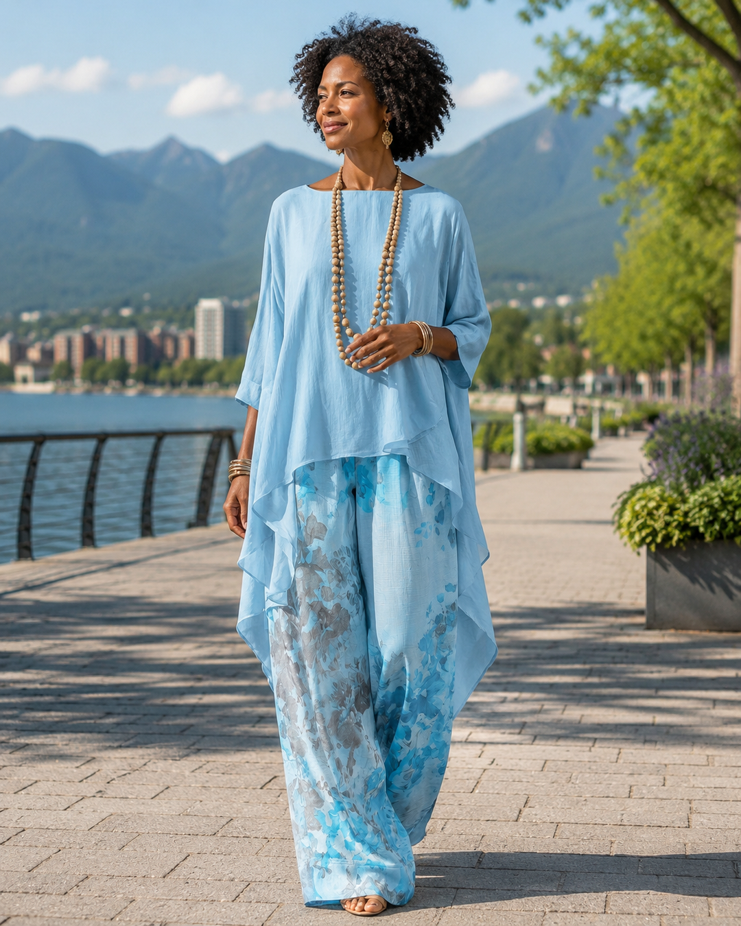 Conjunto bohemio de mujer con blusa asimétrica y pantalón floral fluido, ideal para verano y vacaciones.