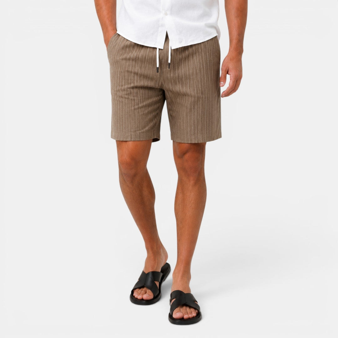 Bermudas de lino, hombre, cómodas y frescas. Esenciales para el vestuario de verano casual.