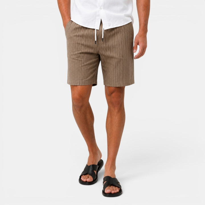 Bermudas de lino, hombre, cómodas y frescas. Esenciales para el vestuario de verano casual.