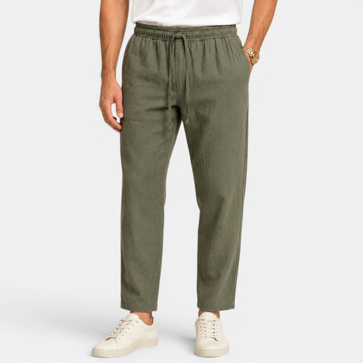 Hombre relajado con pantalón de lino, ideal para vacaciones y el verano.