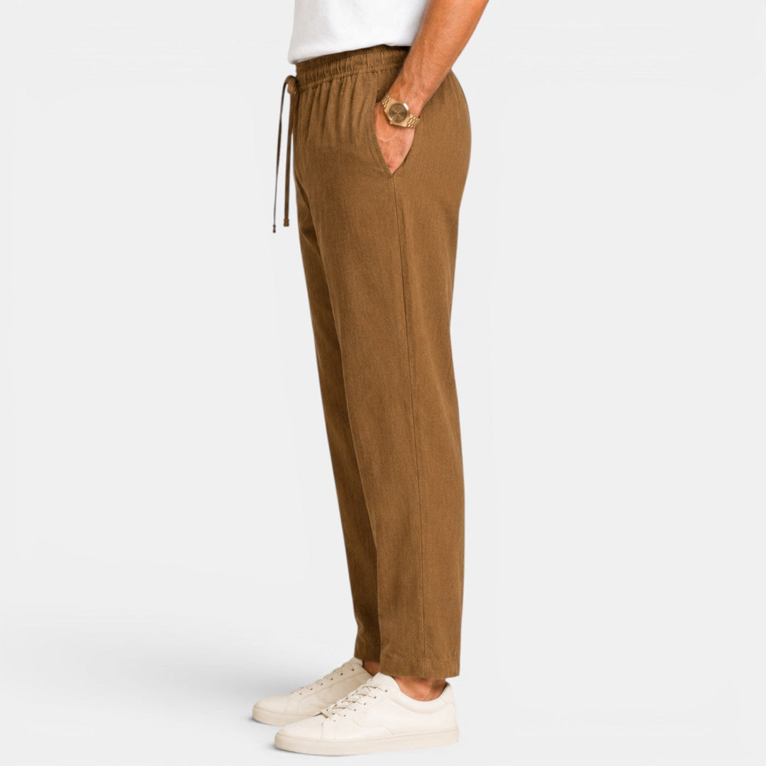 Pantalón de lino claro para hombre, estilo fresco y casual de verano.