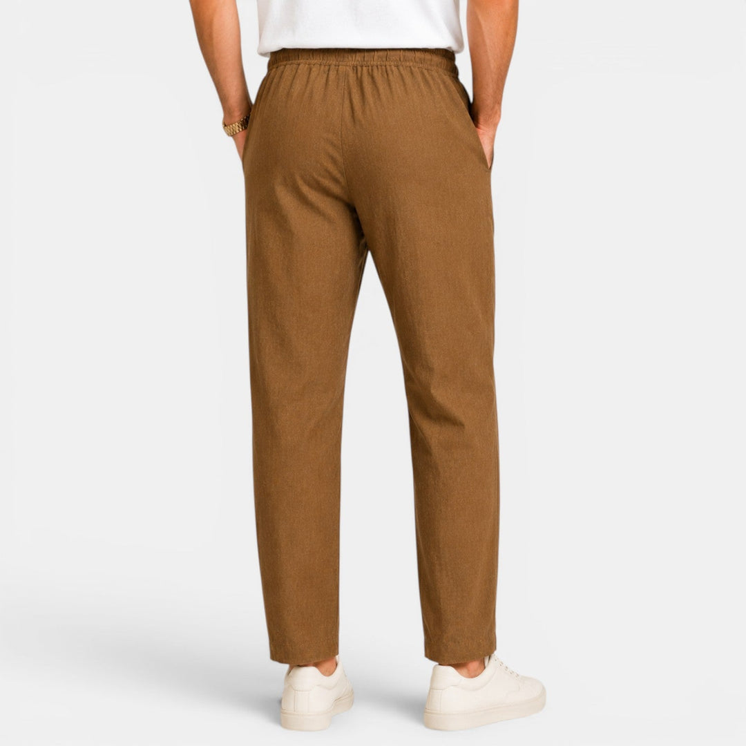 Hombre con pantalón de lino casual, look veraniego fresco y moderno.