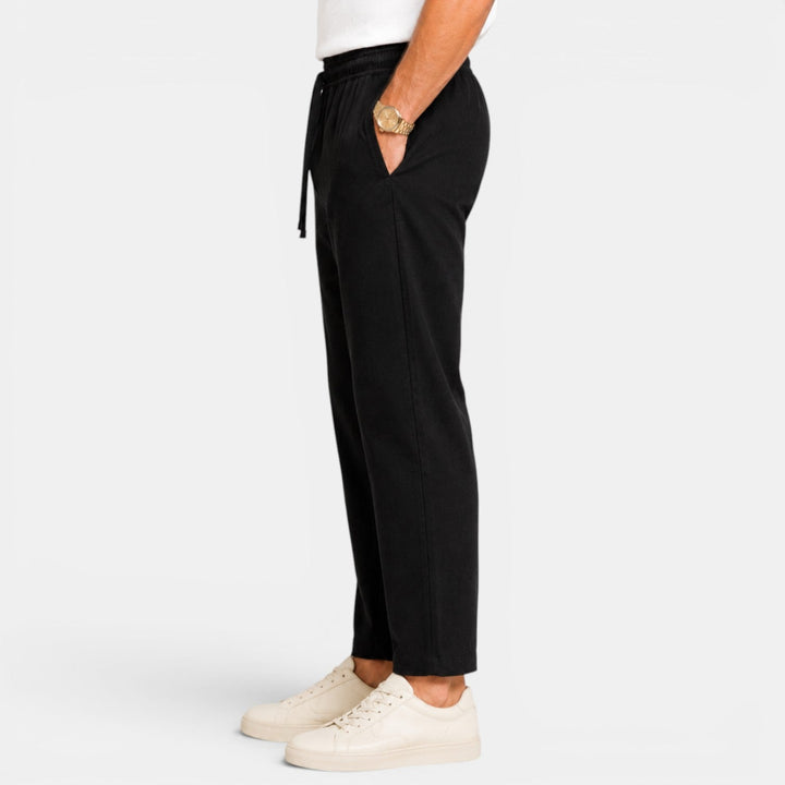 Hombre vistiendo pantalón de lino casual, cómodo y fresco para el verano.