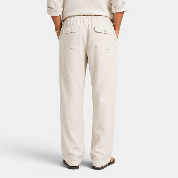 Pantalón de lino para hombre, color arena. Ropa de verano transpirable, perfecta para un look fresco y relajado.