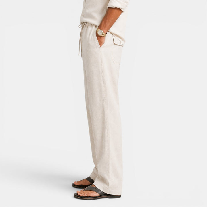 Detalle del cordón y bolsillos del pantalón de lino de hombre, estilo casual y práctico para el verano.