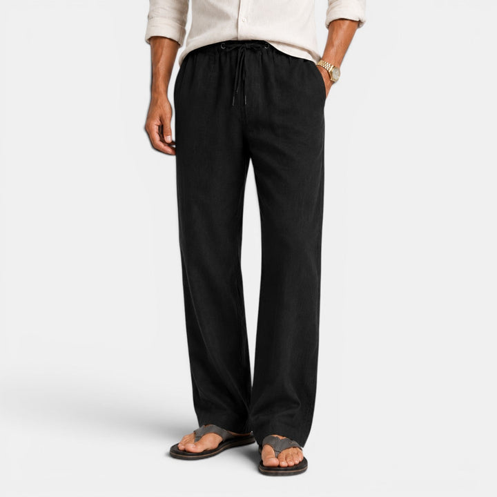 Pantalón de lino blanco para hombre. Prenda fresca y elegante, ideal para comodidad en días de verano.